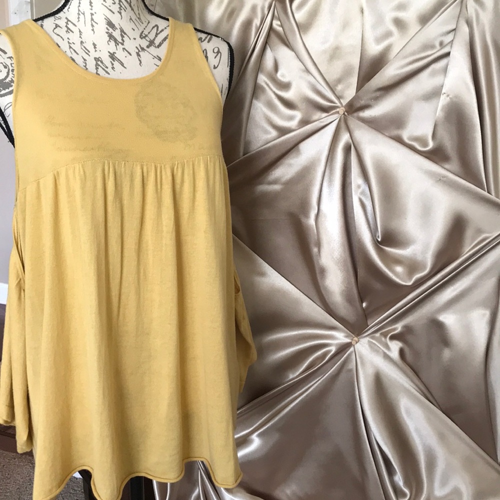 NWOT cut off shoulder knit Top